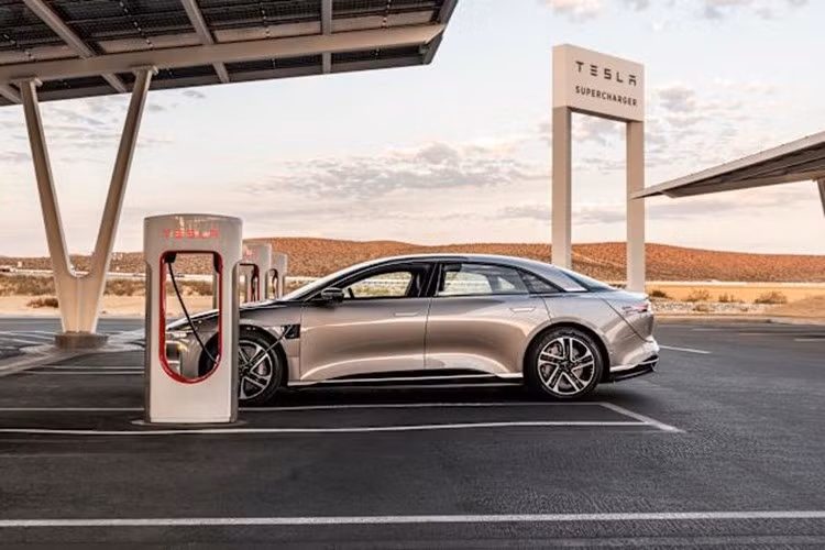 Mẫu xe thứ hai của hãng, Gravity, đã nhận được nhiều lời khen ngợi về tính năng và hiệu suất, được dự đoán sẽ trở thành mẫu SUV ba hàng ghế phổ biến. Mặc dù Gravity chia sẻ hầu hết các thông số kỹ thuật với sedan Air, nhưng chúng khác nhau ở một điểm quan trọng: hiệu suất sạc.