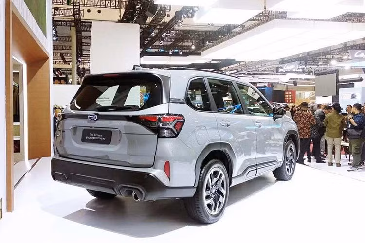 Cụ thể Forester 2026 thế hệ mới mang ngôn ngữ thiết kế mới theo triết lý “Ready for Adventure”, kết hợp dáng vẻ khỏe khoắn với tiện nghi cao cấp. Cụm đèn pha và lưới tản nhiệt liền khối tạo cảm giác đầu xe rộng hơn.