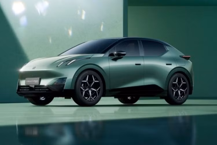 Lynk &amp; Co Z20 đạt chuẩn an toàn 5 sao Euro NCAP với thân xe làm từ 81,62% thép cường lực cao, dầm chống va bằng thép dập nóng 2000MPa, 7 túi khí tiêu chuẩn và hệ thống bảo vệ pin 8 lớp. Kể từ khi ra mắt vào tháng 12/2024, Lynk &amp; Co Z20 đã đạt doanh số khoảng 27.000 xe tại thị trường nội địa.