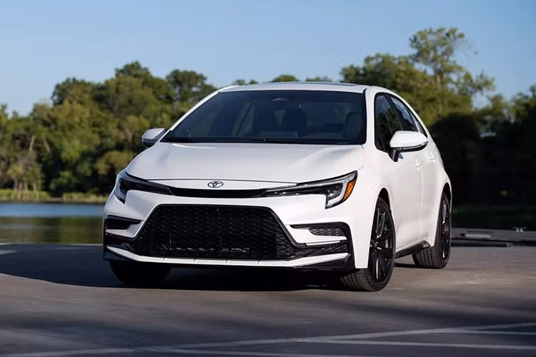 Dự kiến ra mắt vào mùa thu năm nay, mẫu xe Toyota Corolla 2026 mới có dòng sản phẩm được tinh giản khi phiên bản FX Edition bị loại bỏ cho năm 2026. Đây không phải là thay đổi duy nhất, khi hai phiên bản giá trị LE và SE giờ đây được trang bị cụm đồng hồ kỹ thuật số 7 inch.