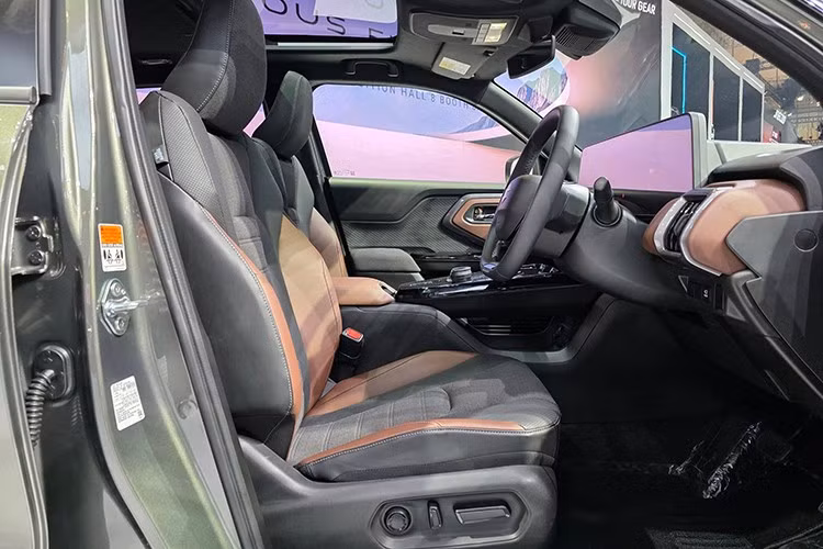 Một điểm nổi bật khác là cụm điều khiển trung tâm bóng bẩy với màu đen sang trọng, tích hợp khay để ly, núm xoay chuyển số, phanh tay điện tử và chức năng giữ phanh tự động. Ngăn chứa đồ và cổng USB được bố trí ngay bên dưới.