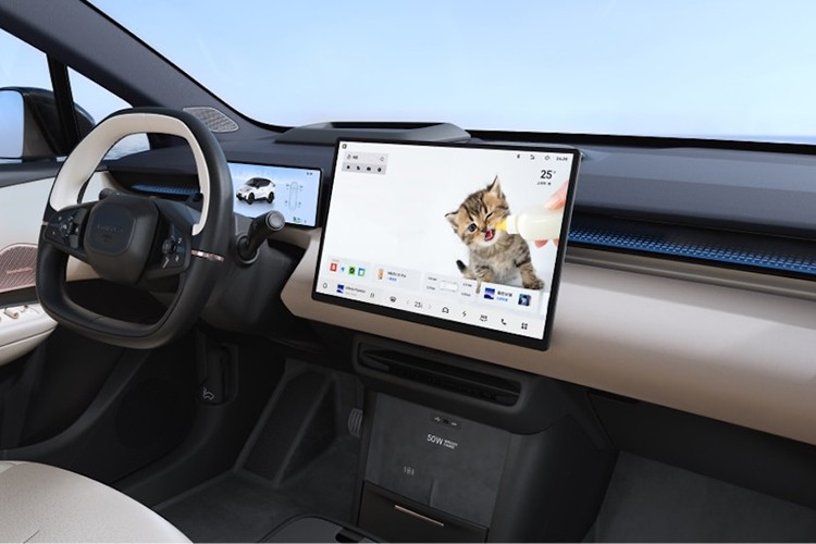 Kích thước tổng thể của xe cũng không thay đổi, vẫn là dài x rộng x cao lần lượt 4.460 x 1.845 x 1.573 mm, chiều dài cơ sở 2.755 mm và hệ số cản gió chỉ 0,25 Cd. Bên trong xe, trự sự thay đổi về hệ thống âm thanh, nội thất của hai bản mới không có nhiều thay đổi.