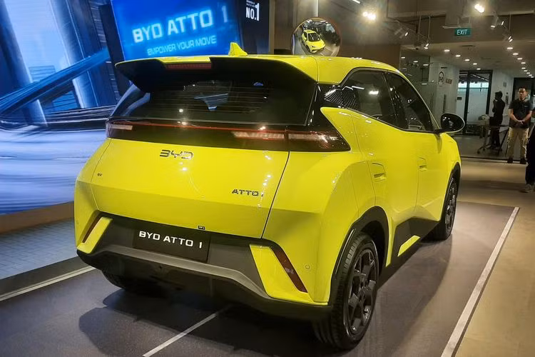 Xe được trang bị chìa khóa kỹ thuật số hỗ trợ NFC và Bluetooth, màn hình kỹ thuật số 7 inch cho đồng hồ lái, màn hình cảm ứng trung tâm 10,1 inch tích hợp Android Auto/Apple CarPlay không dây, 4 loa và điều hòa một vùng.