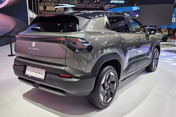 Phần đầu xe nổi bật với thiết kế không có lưới tản nhiệt trên, thay vào đó là một hốc gió lớn ở cản trước. Đèn pha cỡ lớn tích hợp ba dải đèn LED định vị ban ngày. Những trang bị ngoại thất đáng chú ý khác có đèn sương mù ở cản trước, hốc bánh xe chắc chắn, tay nắm cửa sau bố trí trên cột C,...