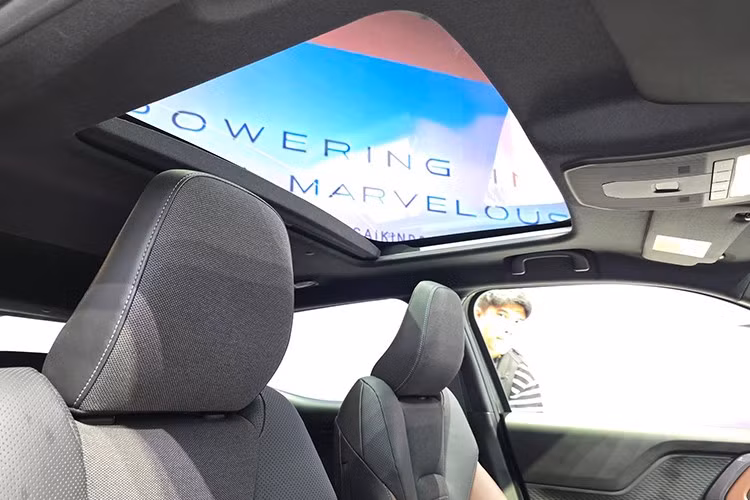 Ngoài ra, xe có ghế bọc da phối nỉ với ba tông màu, đi kèm các phím cơ học để điều chỉnh điều hòa. Các tiện ích bao gồm hệ thống điều hòa tự động một vùng, sạc không dây cho điện thoại, khả năng kết nối Apple CarPlay/Android Auto và tính năng sấy gương chiếu hậu.