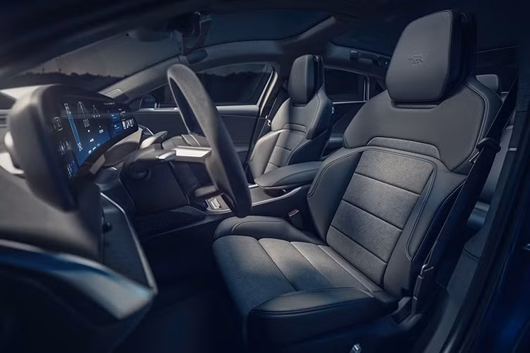 Điều này giúp Air Touring đi xa hơn Tesla Model S AWD khoảng 21 miles (34 km). Trong khi đó, Air Pure vẫn giữ chứng nhận EPA 420 miles, 676 km, còn Air Grand Touring vẫn là xe điện có tầm hoạt động dài nhất tại Mỹ với 512 miles, 824 km.