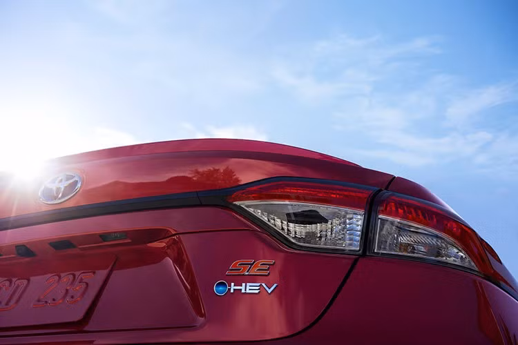 Dù có nhiều cải tiến, giá bán của Corolla LE 2026 chỉ tăng thêm 400 USD so với phiên bản tiền nhiệm, tương tự với các phiên bản SE và XSE cũng tăng 400 USD.