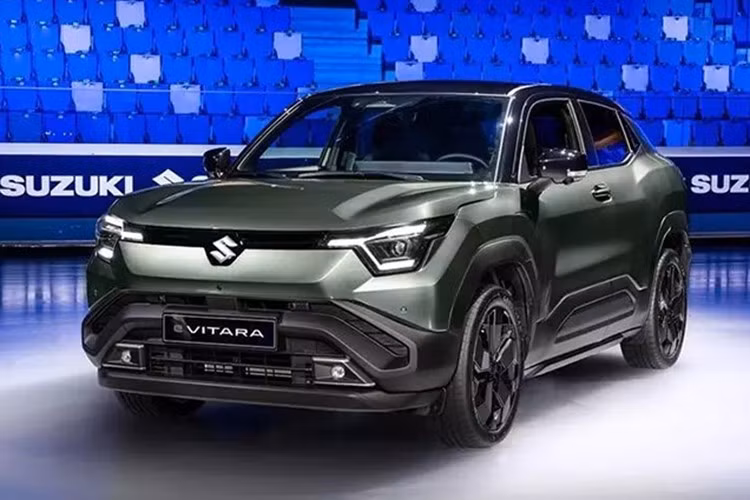 Về an toàn, Suzuki trang bị gói công nghệ hỗ trợ lái Suzuki Safety Support đạt cấp độ ADAS 2 với nhiều tính năng như phanh tự động khẩn cấp, ga tự động thích ứng, giữ làn, cảnh báo điểm mù, cảnh báo phương tiện cắt ngang khi lùi, camera 360 độ và 7 túi khí... Mức giá xe Suzuki e VITARA 2025 hiện chưa công bố chính thức.