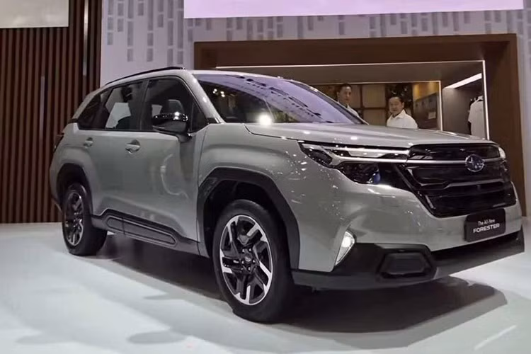 Trong khi phần hông và đuôi xe được tinh chỉnh với các đường gân sắc nét, cụm đèn hậu nối liền và bộ mâm 19 inch cá tính. Xe có tổng cộng 11 tùy chọn màu sắc, bao gồm màu mới River Rock Pearl.