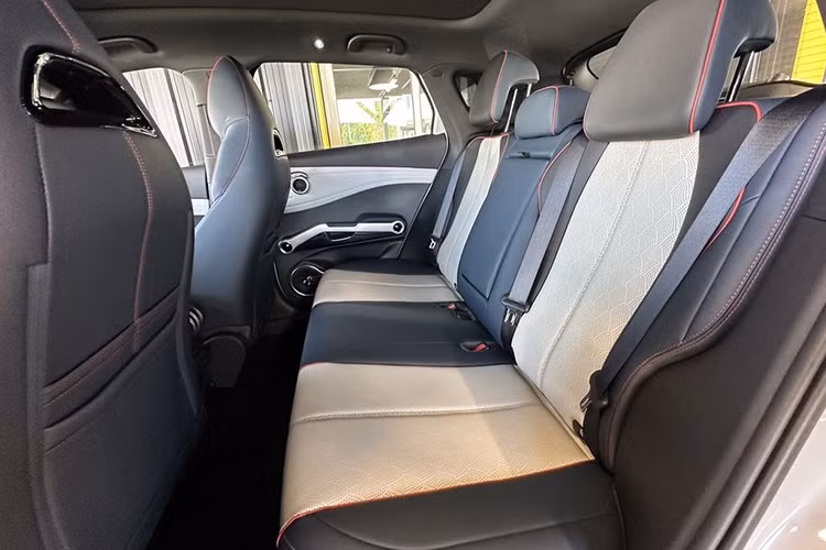 Phiên bản tiêu chuẩn mang tên Standard Range Dynamic, được trang bị pin lithium sắt photphat (LFP) dạng Blade do BYD phát triển, dung lượng 30,08 kWh, cho phạm vi hoạt động tối đa 300 km theo tiêu chuẩn NEDC. Trong khi đó, phiên bản cao hơn là Long Range Premium, giá 235 triệu Rupiah (khoảng 375 triệu đồng), sử dụng bộ pin lớn hơn với dung lượng 38,88 kWh, cho phép xe chạy tối đa 380 km.