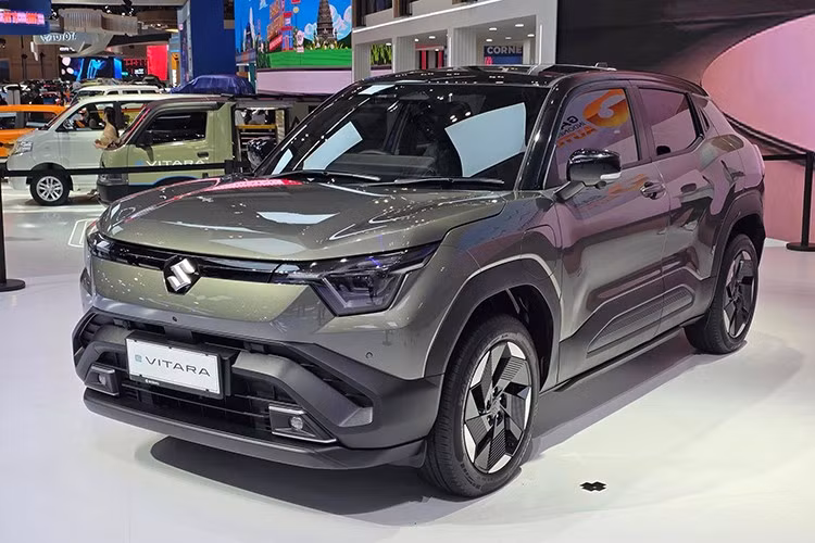 Suzuki e VITARA 2025 mới vừa ra mắt tại Triển lãm Ô tô Quốc tế GIIAS 2025 đang diễn ra ở Indonesia, đánh dấu bước ngoặt quan trọng khi là mẫu xe điện 100% đầu tiên của hãng. Xe được phát triển từ nguyên mẫu eVX và sẽ được sản xuất tại Ấn Độ thông qua liên doanh Maruti Suzuki.