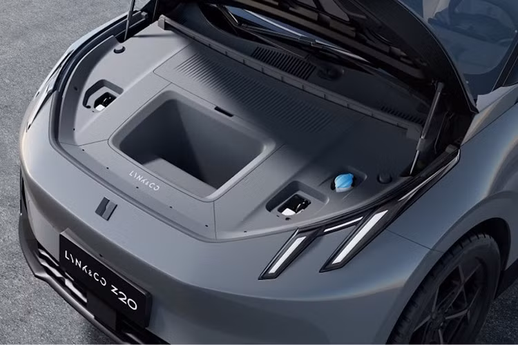 Thiết kế đèn hậu “cánh phát sáng” vẫn được duy trì trên hai bản Plus RWD và Pro RWD. Trang bị này là sự kết hợp giữa cánh gió và cụm đèn hậu với 504 bóng LED kéo dài 1.463 mm, tạo nên hiệu ứng ánh sáng nhận diện đặc trưng.