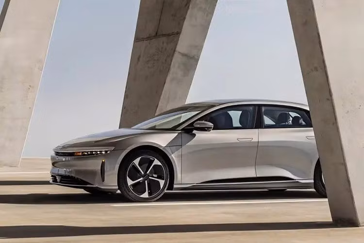 Sedan Air không hề yếu kém, nhưng kiến trúc chỉ 800 volt của nó khiến tốc độ sạc bị giới hạn theo công suất bộ biến tần bên trong, tức chỉ 50 kW. Ngược lại, Gravity SUV có pin chia tầng, cho phép sạc ở cả trạm 400 volt và 800 volt mà không bị giảm công suất.