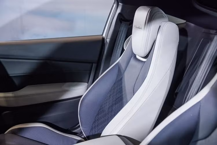 Tuy nhiên, Honda cũng khéo léo tạo ra sự khác biệt cho Prelude. Nổi bật nhất là vô lăng đáy phẳng nhẹ tích hợp vạch đánh dấu 12 giờ – chi tiết không xuất hiện trên cả Civic Type R. Hệ thống hốc gió điều hòa được làm nhỏ gọn hơn, thiết kế hình lục giác thay vì kéo dài toàn bảng điều khiển.