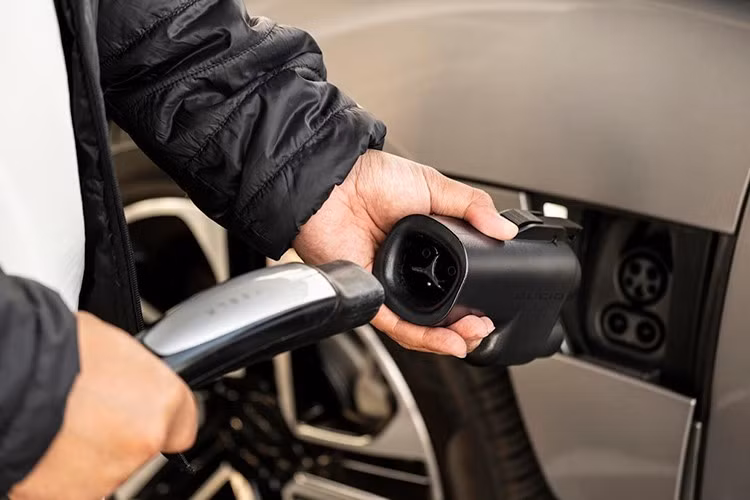 Lucid cũng điều chỉnh lại trang bị tiêu chuẩn cho tất cả các mẫu Air, nay được trang bị máy nén điều hòa mới từ Gravity, mang lại khả năng làm mát tốt hơn và vận hành êm hơn. Bộ dây sạc di động cũng được cung cấp miễn phí cho tất cả các mẫu.