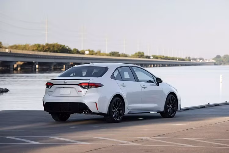 Mặc dù kích thước khá nhỏ so với tiêu chuẩn hiện đại, nhưng với Toyota Corolla 2026 thì đây được xem là bước tiến đáng kể so với thế hệ hiện tại với đồng hồ analog cũ kèm màn hình đa thông tin 4,2 inch.