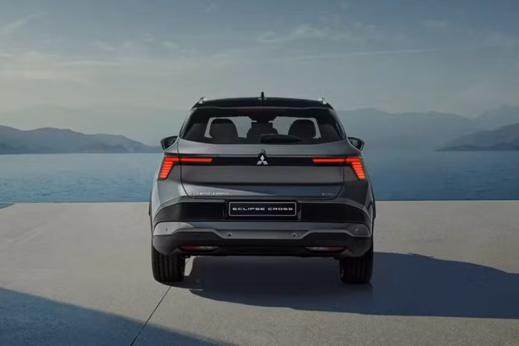 Dáng vẻ coupe-SUV từng làm nên nhận diện của thế hệ đầu tiên đã được loại bỏ, thay bằng một phong cách SUV thuần tuý, thực dụng hơn. Mặc dù chiều dài tổng thể chỉ ở mức 4.470 mm – ngắn hơn thế hệ cũ – nhưng chiều dài cơ sở tăng lên đến 2.785 mm, giúp mở rộng không gian nội thất đáng kể.