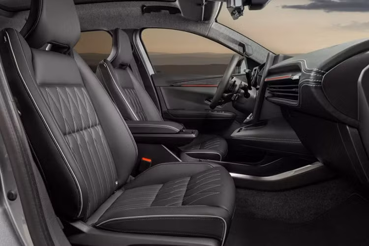 Tuy nhiên, không thể phủ nhận khoang cabin mang lại cảm giác hiện đại, tiện nghi với cửa sổ trời điện tử đổi màu, đèn viền nội thất LED và hệ thống âm thanh cao cấp Harman Kardon.