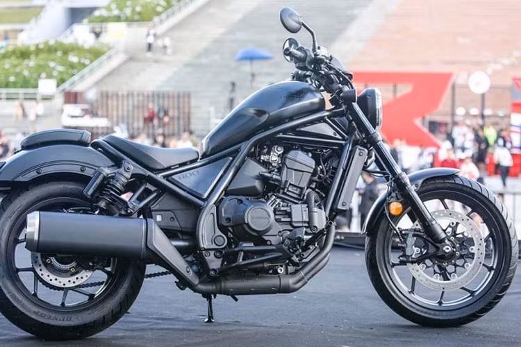 Hệ thống treo được đánh giá cao với phuộc ống lồng trước đường kính 43 mm, giảm chấn thủy lực có khả năng chỉnh tải. Phía sau là giảm xóc lò xo đôi tích hợp bình chứa khí nén, cũng hỗ trợ điều chỉnh tải trọng.