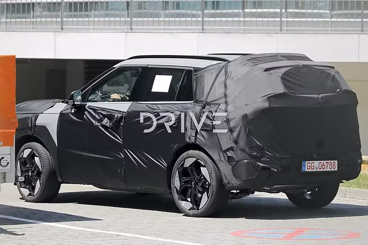 Trước đó, nhiều thông tin cho rằng mẫu KIA Sportage sẽ chuyển hoàn toàn sang hệ truyền động hybrid nên nhiều khả năng Tucson thế hệ mới vốn dùng chung nền tảng cũng có thể đi theo xu hướng này, nhằm đáp ứng xu hướng tiết kiệm nhiên liệu và giảm khí thải.