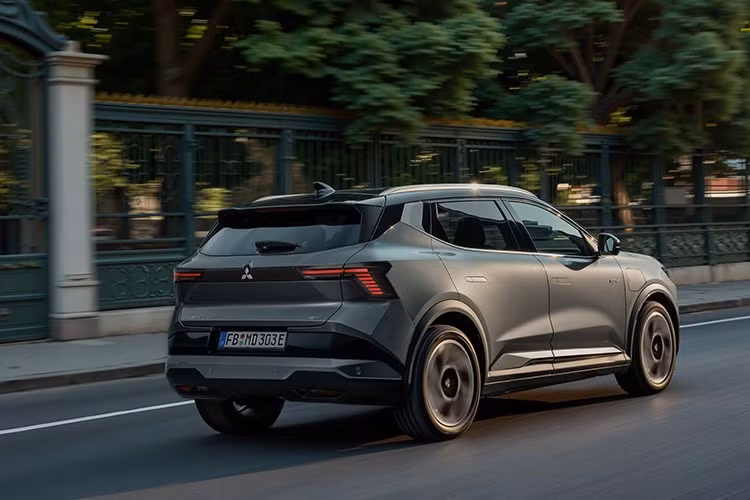Mitsubishi cũng xác nhận sẽ tung ra một phiên bản giá rẻ hơn vào năm 2026, sử dụng pin 60 kWh và động cơ 170 mã lực, tương đương bản tiêu chuẩn của Scenic E-Tech. Sự xuất hiện của Eclipse Cross EV khiến không ít người đặt câu hỏi: đây có thực sự là bước đi chiến lược hay chỉ là nỗ lực "chữa cháy" của Mitsubishi trong bối cảnh ngày càng tụt lại trên thị trường ôtô toàn cầu?
