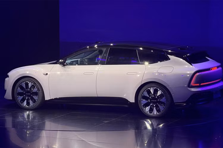 Hệ số cản gió đạt 0,252 Cd, trong khi hệ thống chiếu sáng sử dụng 942 bóng LED và gần 2.000 chi tiết hình tam giác để tạo hiệu ứng động. Xe có kích thước dài 4.881 mm, rộng 1.960 mm, cao 1.479 mm, trục cơ sở 2.950 mm.