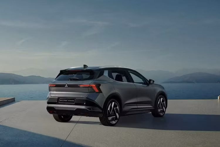 Mẫu xe SUV điện Mitsubishi Eclipse Cross EV này cũng là minh chứng cho việc Mitsubishi đang dần mất đi vai trò chủ động trong quá trình phát triển sản phẩm, khi mà nhiều mẫu xe của hãng gần đây – từ Colt đến ASX – đều mang dấu ấn đậm nét của Renault.