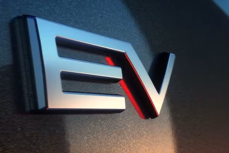 Dù vậy, Mitsubishi vẫn nỗ lực tạo điểm nhấn riêng cho Eclipse Cross EV bằng cách tái thiết kế ngoại thất với cụm đèn LED hai tầng đặc trưng, mặt ca-lăng dạng kín gợi nhớ đến Outlander và những chi tiết đen bóng tạo nét cá tính cho phần đuôi xe.