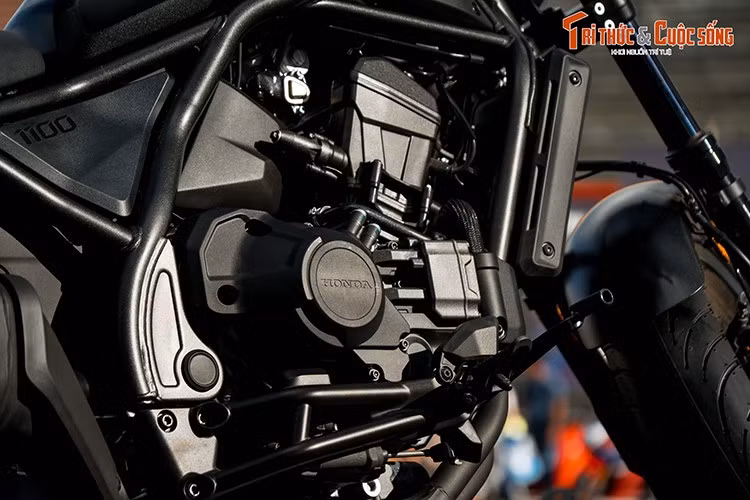 Bên cạnh đó, Rebel 1100 còn có kiểm soát lực kéo HSTC, tính năng chống bốc đầu (Wheelie Control) và chế độ User Mode cho phép tùy chỉnh thông số như công suất hay mức phanh động cơ để tạo trải nghiệm lái cá nhân hóa.