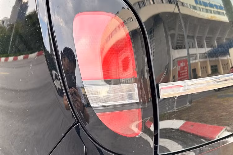 Nhưng sau khi nâng cấp, Minio Green chuyển sang kiến trúc 400V cùng pin 18,5 kWh, giúp quãng đường di chuyển tăng lên 210 km. Thời gian sạc nhanh từ 10-70% chỉ mất 30 phút, toàn bộ chi phí nâng cấp do VinFast chi trả.