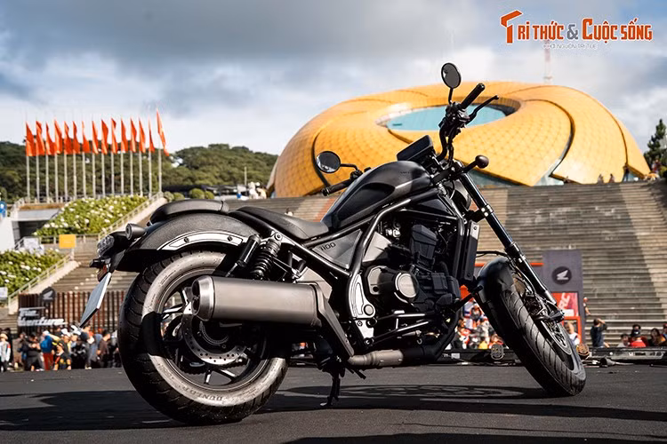 Về ngoại hình, Honda Rebel 1100 2025 gây ấn tượng với phong cách cruiser mạnh mẽ, nổi bật bởi các chi tiết khung, động cơ, giảm xóc và bộ vành phủ màu đen. Thiết kế kích thước của xe không thay đổi so với thế hệ tiền nhiệm.