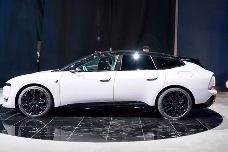 Xe có tùy chọn dẫn động cầu sau và dẫn động bốn bánh toàn thời gian. Phiên bản một động cơ cho công suất 220 kW hoặc 300 kW, trong khi bản hai động cơ đạt 386 kW hoặc 579 kW, tăng tốc 0–100 km/h nhanh nhất trong 3,4 giây.