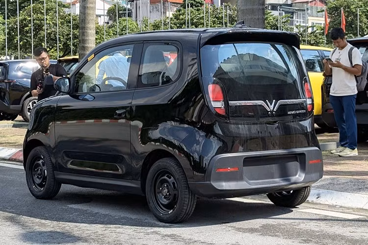 Ngoại hình của mẫu xe điện mini nhà Vinfast này mang phong cách hiện đại với các đường bo tròn mềm mại, điểm nhấn là dải đèn LED ban ngày cá tính.