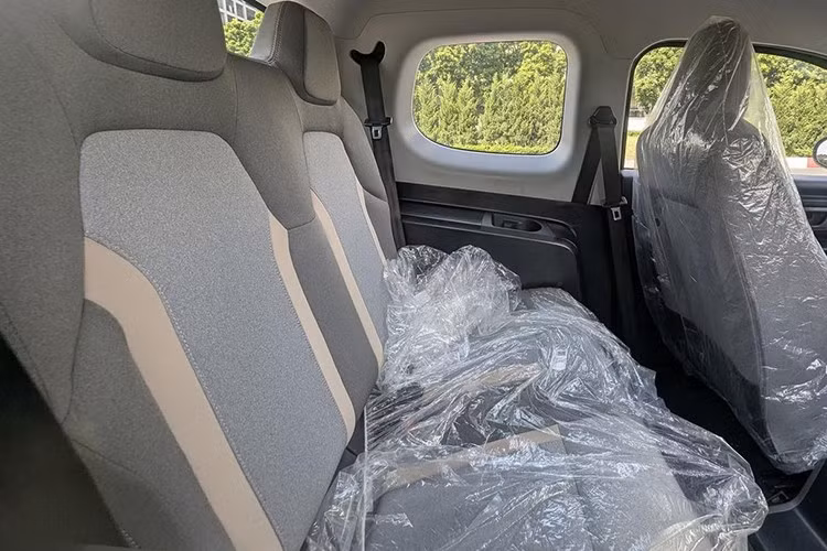 VinFast Minio Green được Xanh SM phân phối với mức giá 269 triệu đồng, rẻ hơn khoảng 30 triệu đồng so với VF3. Với giá này, xe trở thành đối thủ trực tiếp của Kia Morning, Hyundai i10 và Toyota Wigo, nhưng có lợi thế vượt trội về chi phí vận hành thấp trong bối cảnh giá xăng dầu ngày càng tăng cao.