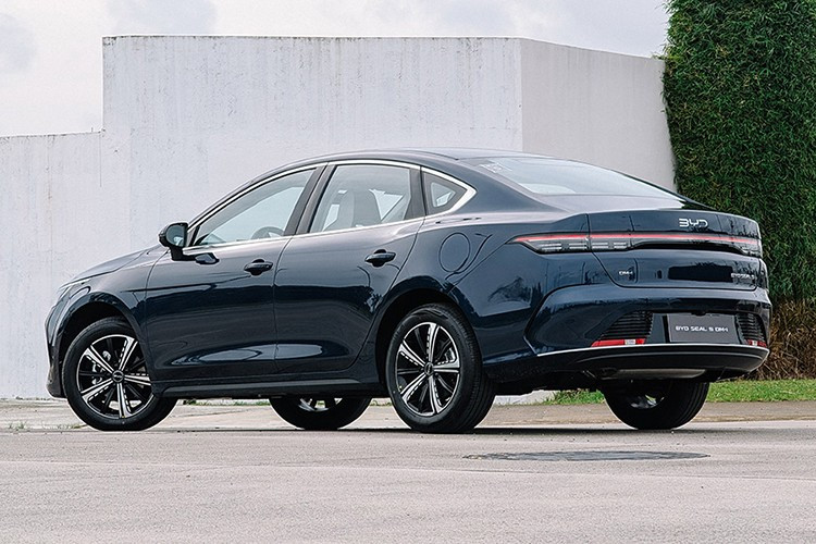 Mẫu sedan này cũng được trang bị gói an toàn với 16 tính năng hỗ trợ người lái, bao gồm kiểm soát hành trình, giám sát áp suất lốp, hệ thống phanh điện tử và 6 túi khí tiêu chuẩn. Các tính năng này được kỳ vọng giúp SEAL 5 đáp ứng yêu cầu an toàn cơ bản trong phân khúc.