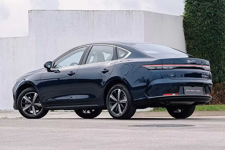 Mẫu sedan này cũng được trang bị gói an toàn với 16 tính năng hỗ trợ người lái, bao gồm kiểm soát hành trình, giám sát áp suất lốp, hệ thống phanh điện tử và 6 túi khí tiêu chuẩn. Các tính năng này được kỳ vọng giúp SEAL 5 đáp ứng yêu cầu an toàn cơ bản trong phân khúc.