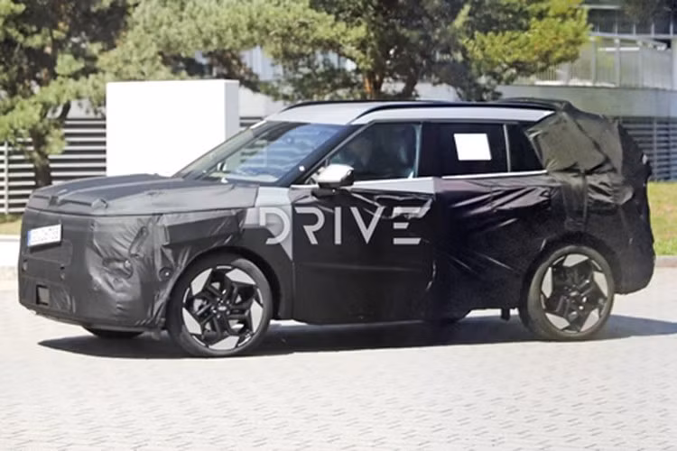 Dù chưa ra mắt chính thức, mẫu SUV Hyundai Tucson 2027 cho thấy hãng xe Hàn Quốc đang mạnh tay nâng tầm dòng SUV bán chạy của mình – cả về thiết kế lẫn công nghệ, sẵn sàng cạnh tranh ở phân khúc cao hơn.