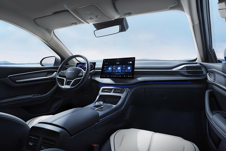 BYD SEAL 5 thuộc phân khúc sedan cỡ C, hướng đến nhóm khách hàng trẻ và gia đình đô thị. Mẫu xe sử dụng hệ truyền động hybrid sạc ngoài với công nghệ DM-i Super Hybrid, kết hợp động cơ xăng 1.5L và mô-tơ điện.