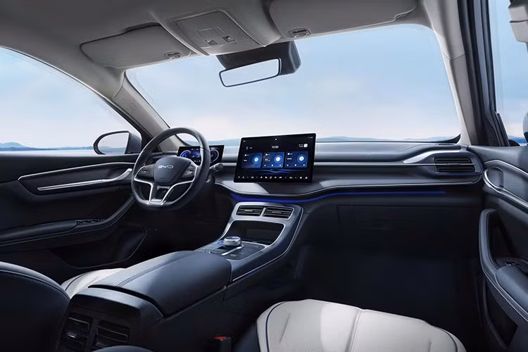 BYD SEAL 5 thuộc phân khúc sedan cỡ C, hướng đến nhóm khách hàng trẻ và gia đình đô thị. Mẫu xe sử dụng hệ truyền động hybrid sạc ngoài với công nghệ DM-i Super Hybrid, kết hợp động cơ xăng 1.5L và mô-tơ điện.