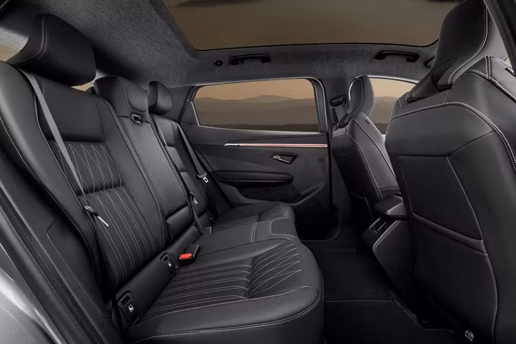 Hàng ghế sau có thể gập linh hoạt, mở rộng thể tích khoang hành lý từ 478 đến 1.670 lít, cùng gói hỗ trợ lái bán tự động giúp tăng độ an toàn khi di chuyển đường dài.