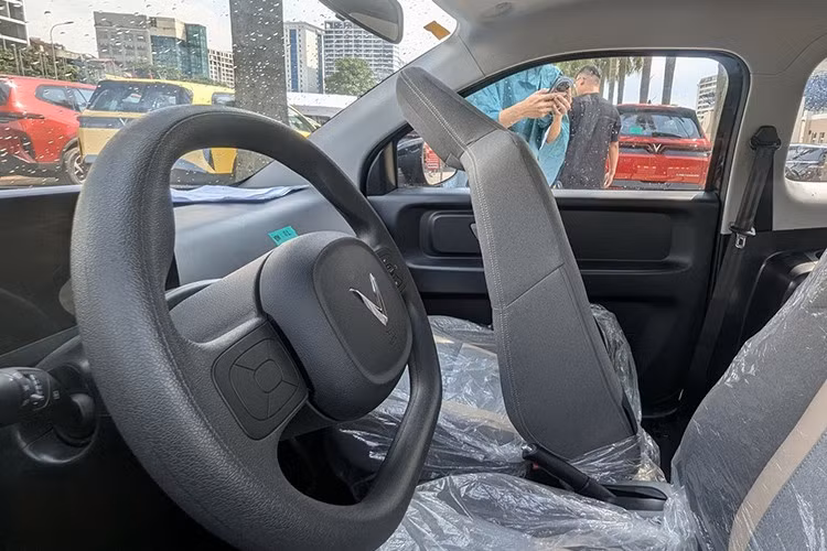 Dù định vị ở phân khúc giá rẻ, mẫu xe điện mini Vinfast Minio Green vẫn được trang bị các tính năng cần thiết như màn hình giải trí trung tâm, kết nối Bluetooth...