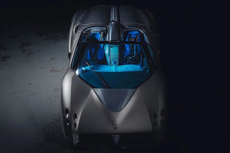 Cũng được giới thiệu tại Triển lãm Ô tô Geneva năm 1999, chiếc xe ly kỳ sử dụng động cơ V12 này chưa bao giờ được dự định sản xuất hàng loạt hay giới hạn. Được chế tạo dưới sự chỉ đạo của Chrysler, Pregunta mang nhiều nét tương đồng với Dassault Rafale của không quân Pháp.