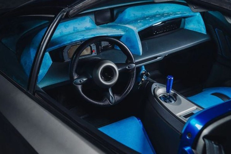 Xe được trang bị một số tiện nghi, bao gồm hệ thống âm thanh lấy cảm hứng từ Alpine và cụm đồng hồ lấy cảm hứng từ xe đua Công thức 1. Được Heuliez bán cho một nhà sưu tập vào năm 2008, chiếc siêu xe Pregunta đã đạt chứng nhận Lamborghini Polo Storico vào năm 2014. Một năm trước khi nhận được chứng nhận này, đại lý Autodrome của Pháp đã niêm yết chiếc xe với giá chào bán là 1,6 triệu euro.