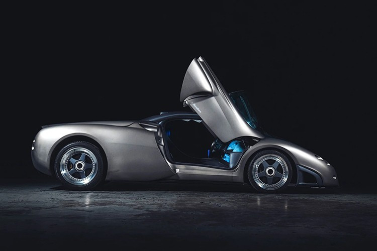 Được chụp ảnh với bộ vành OZ nổi bật và lốp Michelin, Pregunta vẫn giữ nguyên khung gầm và hệ thống truyền động của chiếc Lamborghini Diablo. Tuy nhiên, hệ dẫn động bốn bánh toàn thời gian nguyên bản đã bị loại bỏ để chuyển sang dẫn động cầu sau. Sự thay đổi này cũng dẫn đến việc bộ tản nhiệt được chuyển ra phía trước để cải thiện sự cân bằng.