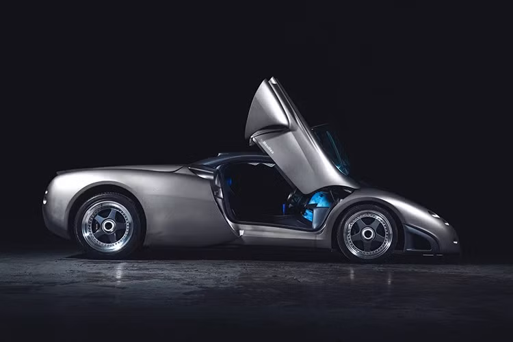 Được chụp ảnh với bộ vành OZ nổi bật và lốp Michelin, Pregunta vẫn giữ nguyên khung gầm và hệ thống truyền động của chiếc Lamborghini Diablo. Tuy nhiên, hệ dẫn động bốn bánh toàn thời gian nguyên bản đã bị loại bỏ để chuyển sang dẫn động cầu sau. Sự thay đổi này cũng dẫn đến việc bộ tản nhiệt được chuyển ra phía trước để cải thiện sự cân bằng.