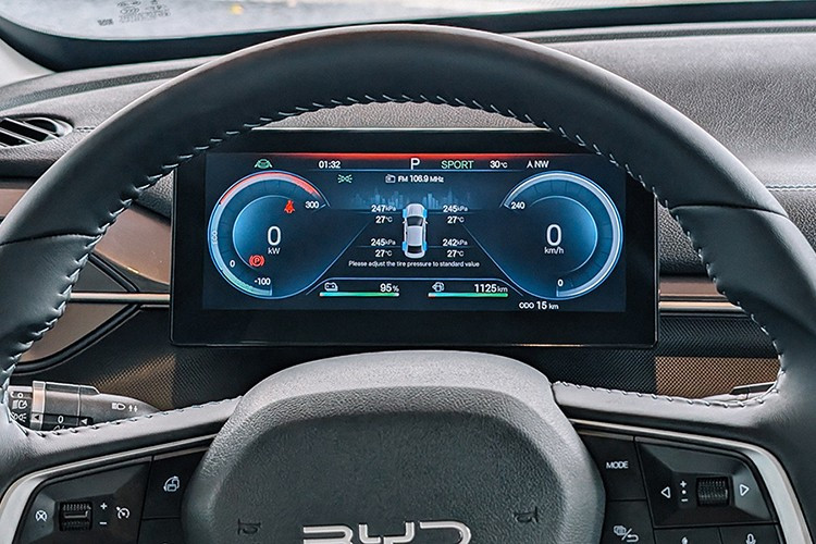 Theo thông tin từ hãng, hệ thống này cho phép xe tăng tốc từ 0–100 km/h trong 7,5 giây, công suất tổng đạt hơn 200 mã lực, mô-men xoắn cực đại 300 Nm. Phạm vi vận hành thuần điện đạt khoảng 120 km, trong khi tổng quãng đường đi được khi kết hợp hai nguồn năng lượng lên tới 1.200 km.