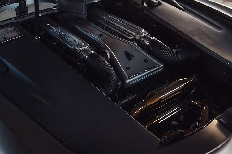 Mẫu xe ý tưởng thời tiền Audi này sở hữu ghế ngồi kiểu máy bay với chất liệu Alcantara xanh dương và các điểm nhấn màu đen, camera lùi thay cho gương chiếu hậu, hệ thống định vị GPS BCI Cristine và dây đai an toàn bốn điểm của Schroth Safety Products.