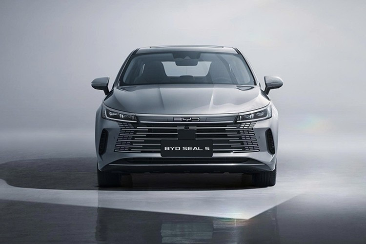 Việt Nam là một thị trường đầy tiềm năng, nơi nhu cầu về xe xanh đang tăng trưởng mạnh mẽ. Việc giới thiệu BYD SEAL 5 là bước đi tiếp theo trong chiến lược mang đến danh mục sản phẩm đa dạng, đáp ứng xu hướng tiêu dùng hiện đại.