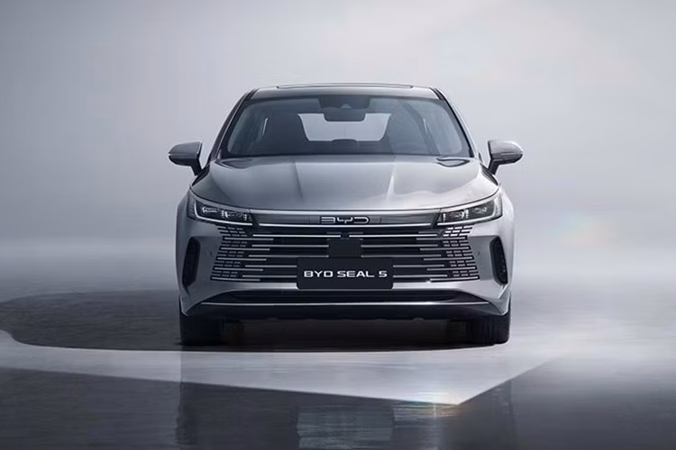 Việt Nam là một thị trường đầy tiềm năng, nơi nhu cầu về xe xanh đang tăng trưởng mạnh mẽ. Việc giới thiệu BYD SEAL 5 là bước đi tiếp theo trong chiến lược mang đến danh mục sản phẩm đa dạng, đáp ứng xu hướng tiêu dùng hiện đại.