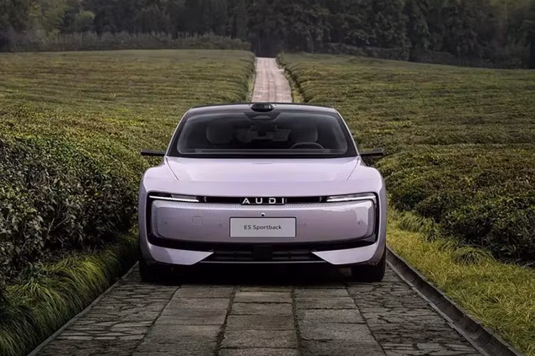 Pin CATL dung lượng từ 76,2 kWh đến 100 kWh, cho tầm hoạt động tối đa 773 km theo chuẩn CLTC. Xe sử dụng kiến trúc điện 800V và trang bị hệ thống bơm nhiệt tiêu chuẩn. Tại Trung Quốc, xe sẽ cạnh tranh với các đối thủ như Tesla Model 3, Nio ET5T và Zeekr 007 GT.